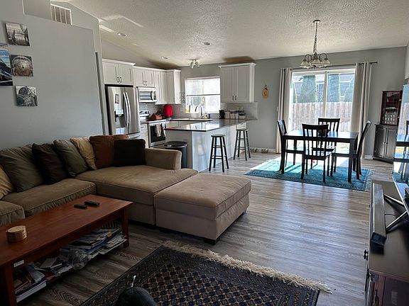 3rd image of 514 Cambridge Ln