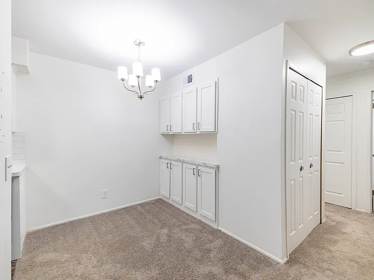 Knollwood Village Apartments — Photo 25