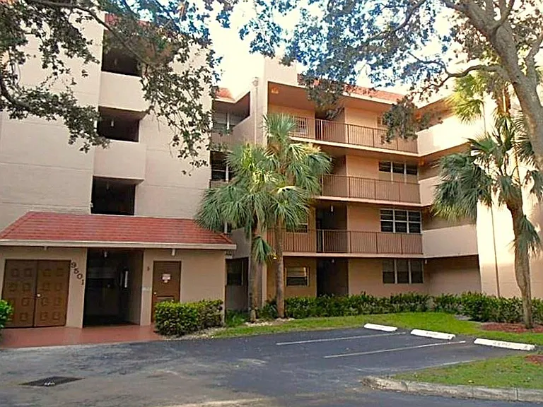 9501 Seagrape Dr #305 — Photo 2