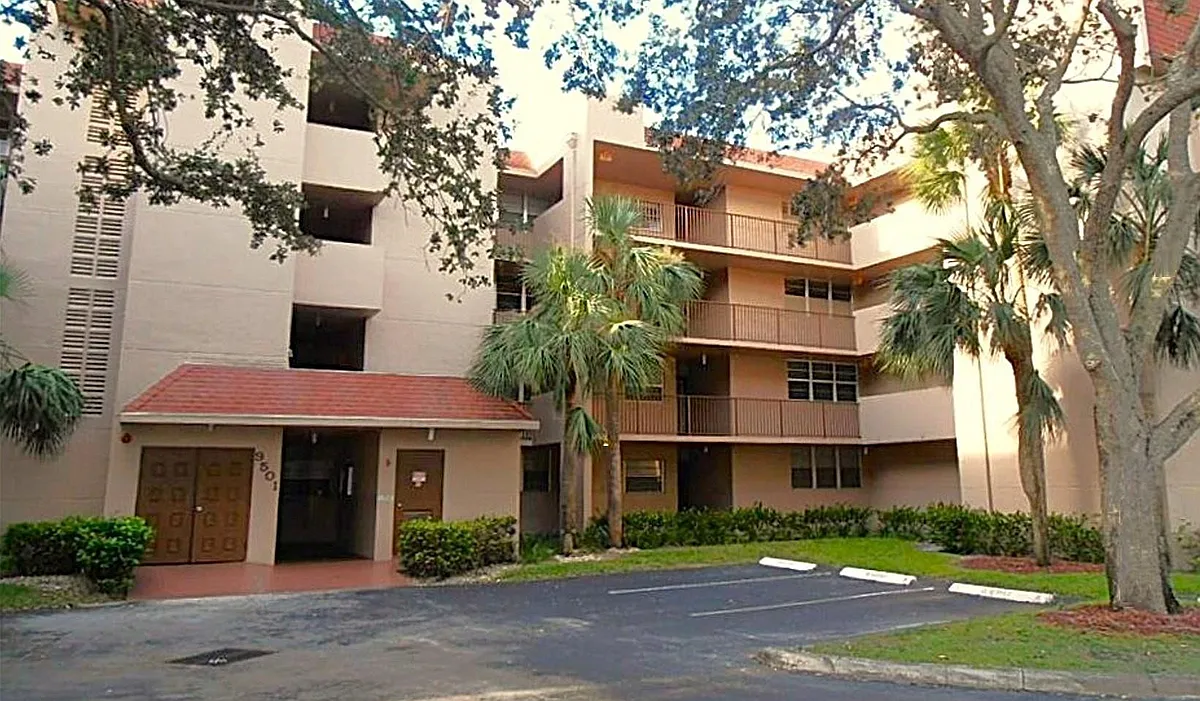 Building Photo - 9501 Seagrape Dr #305