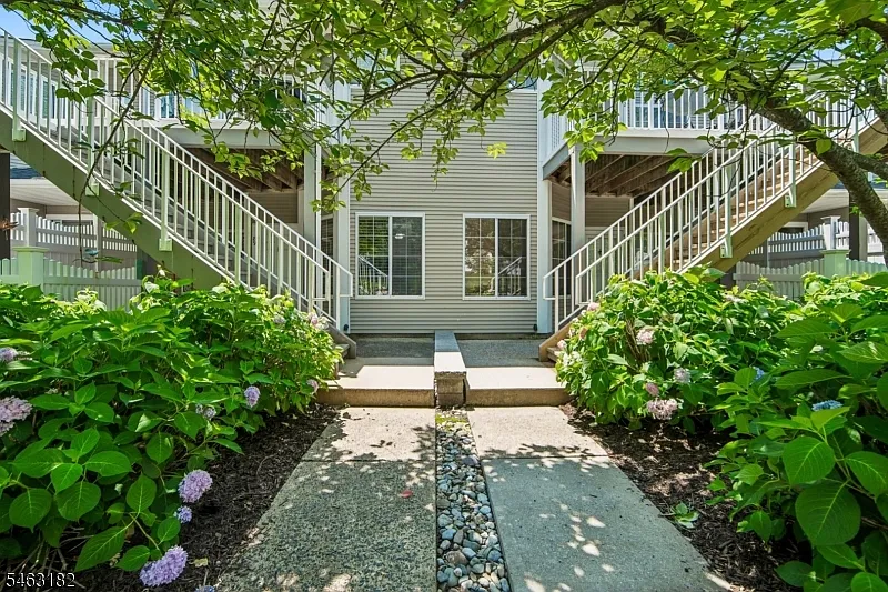 2 bed, 2.0 bath, $2,750 — Photo 2