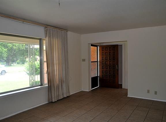 3rd image of 1614 University Dr