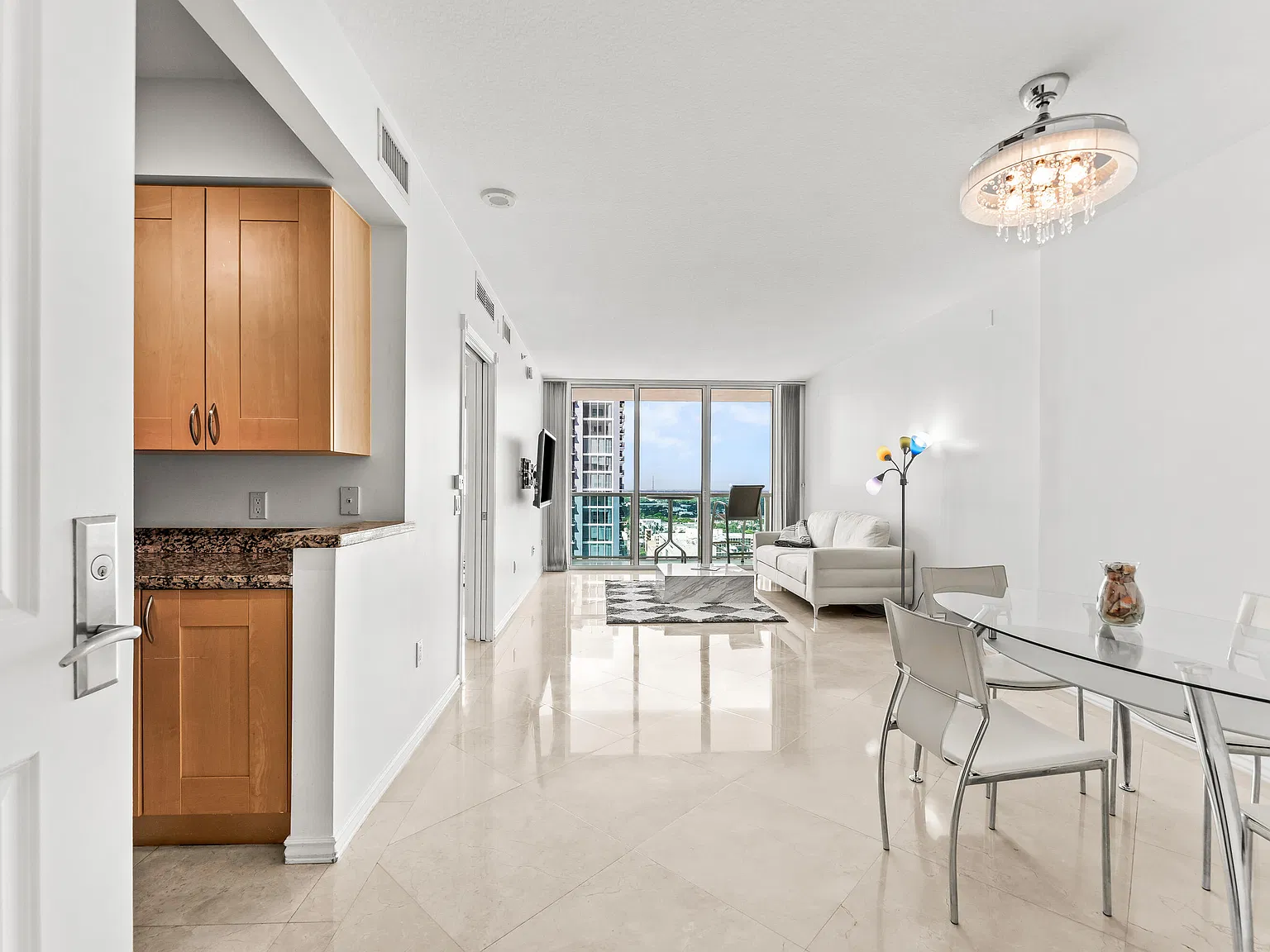 1 bed, 1.0 bath, 847 sqft, $3,650 — Photo 2