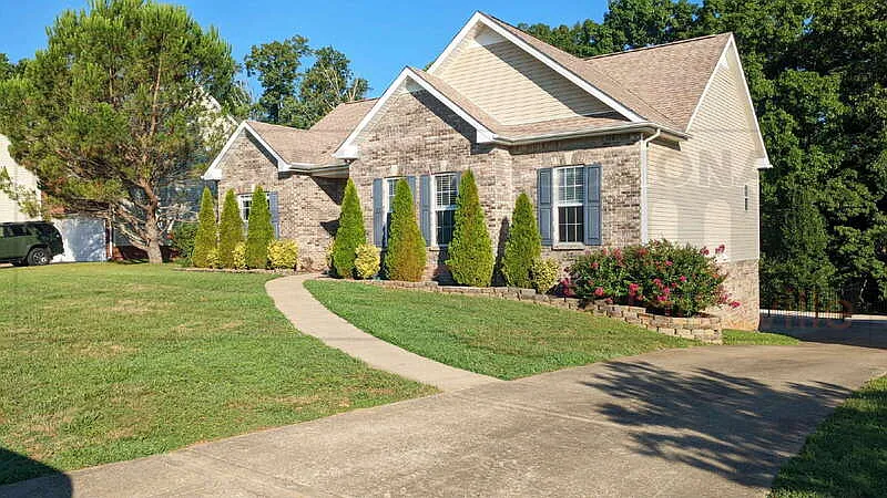 3 bed, 3.0 bath, 2219 sqft, $2,250 — Photo 2