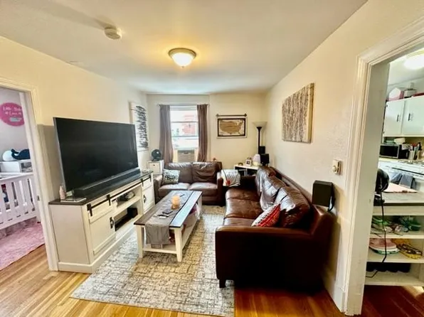 357 Hanover St APT 2, Boston, MA 02113