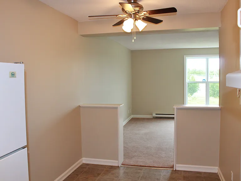 27 Pasadena Cres — Photo 4