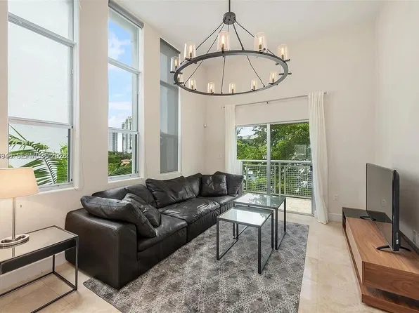 1040 10th St APT 402, Miami Beach, FL 33139