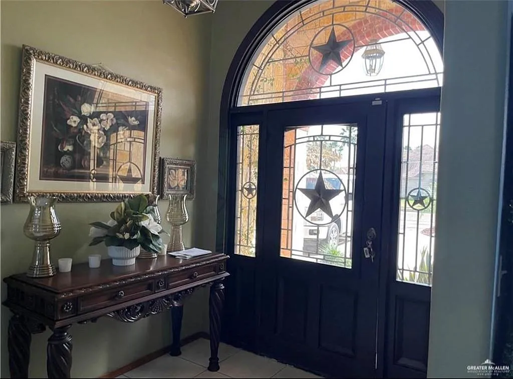4 bed, 2.0 bath, 2495 sqft, $2,800 — Photo 2