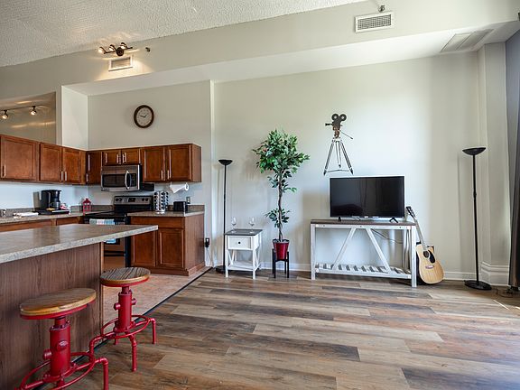 2nd image of 407 W Saint Clair Ave #607
