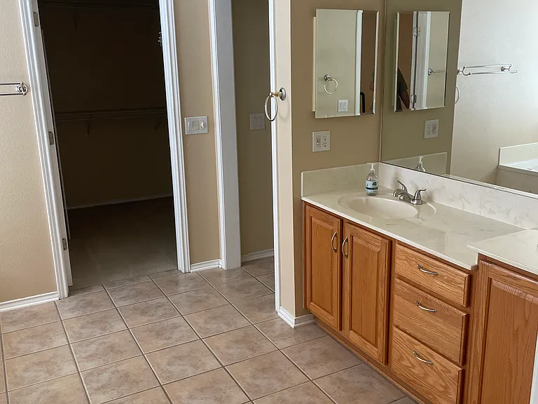 220 E Creekview Dr — Photo 24