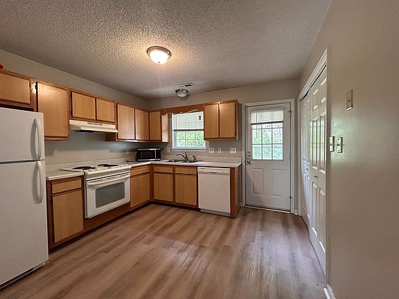 4th image of 202 Deer Creek Dr