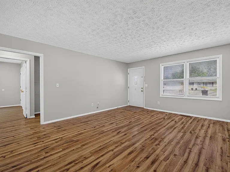 1339 S Hickory Grove Ln — Photo 3