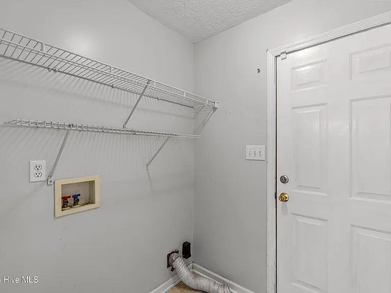 546 Jackson St — Photo 34
