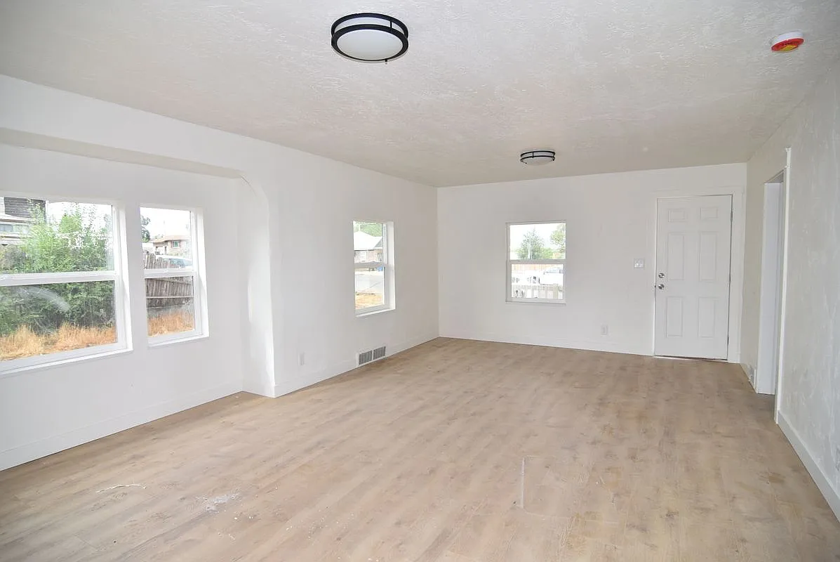 2 bed, 1.0 bath, 891 sqft, $1,350 — Photo 4