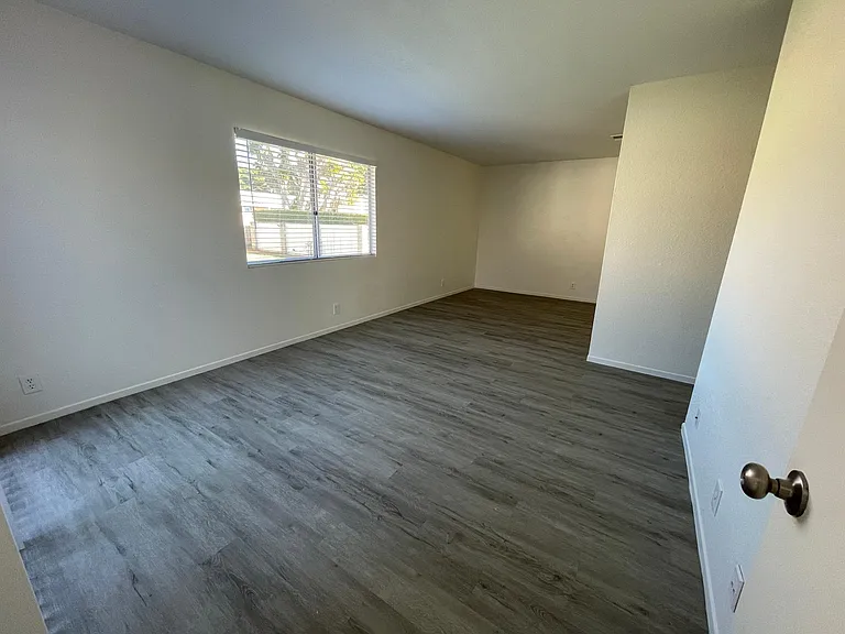 952 Pine Ave #B — Photo 16