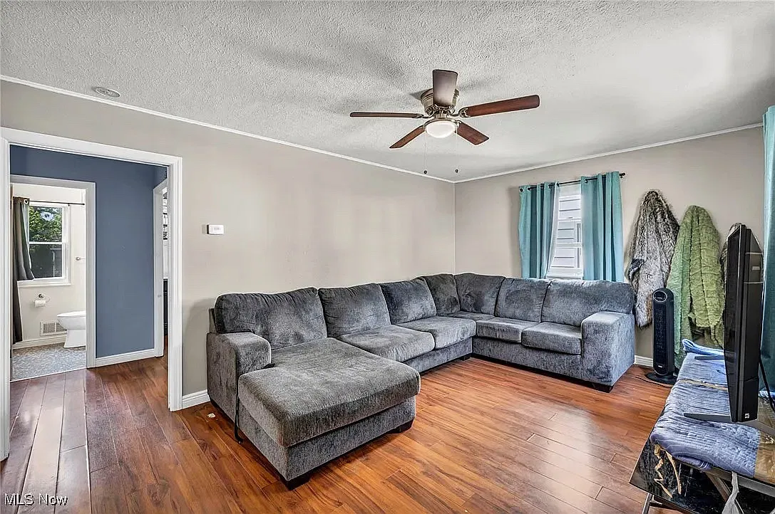 3 bed, 1000 sqft, $2,150 — Photo 2
