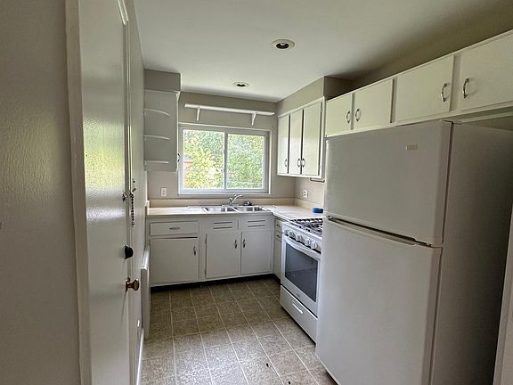 3rd image of 428 Lonsdale Ave #428