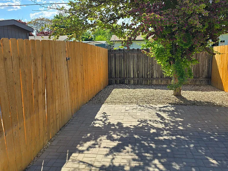 1117 N Adams St — Photo 12