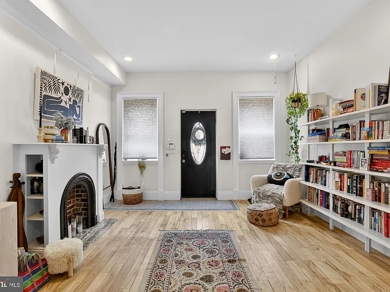 2053 E Sergeant St — Photo 3