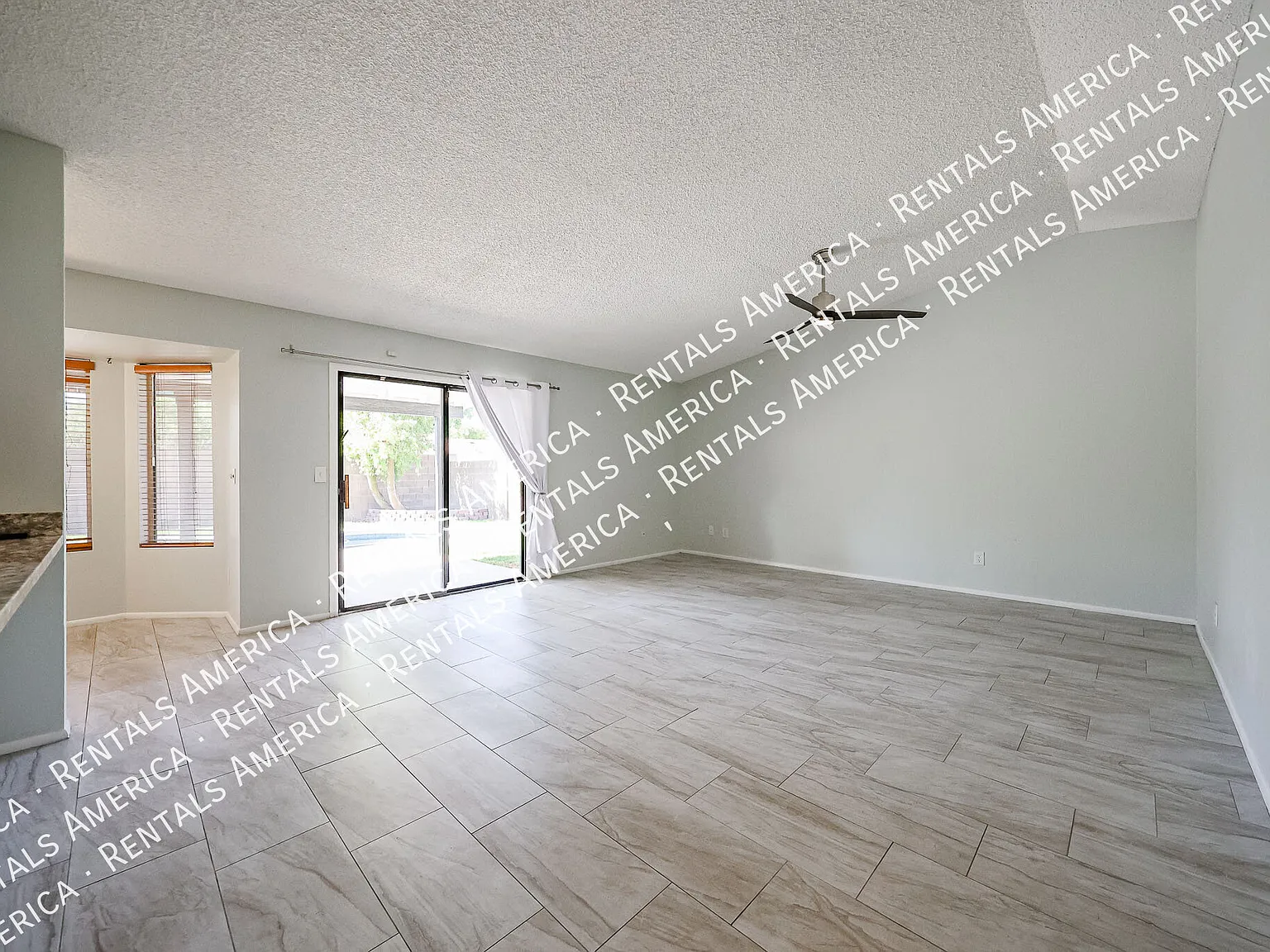 Beautifully Upgraded Single-Story 3 bedrm with a Pool! — Photo 4