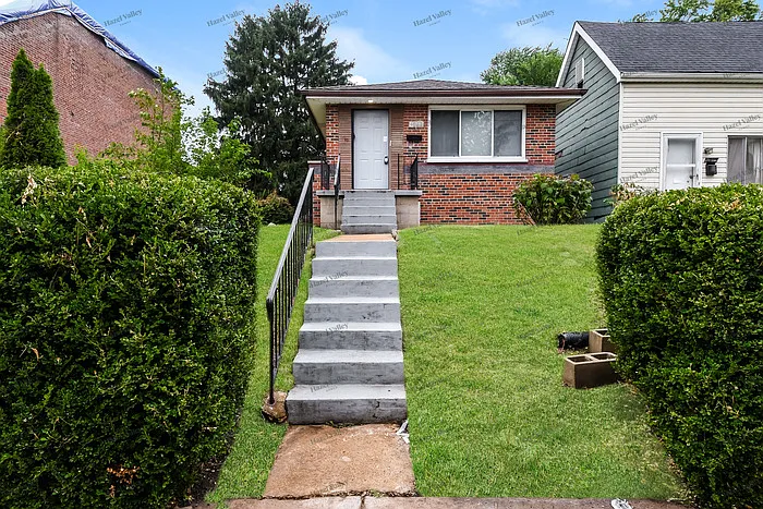 2 bed, 1.0 bath, 808 sqft, $1,095 — Photo 2
