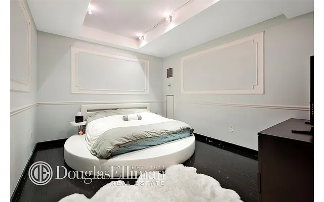Sold by Douglas Elliman | media 6