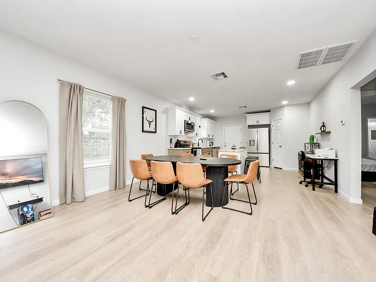 2811 Winbern St — Photo 9