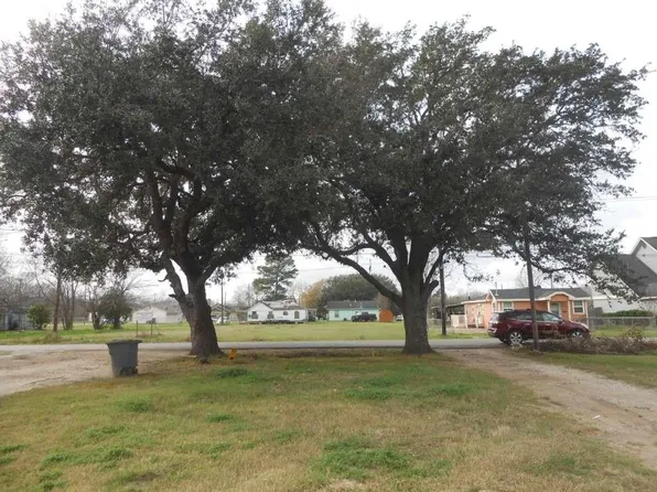 2809 Moore Ave, Bay City, TX 77414
