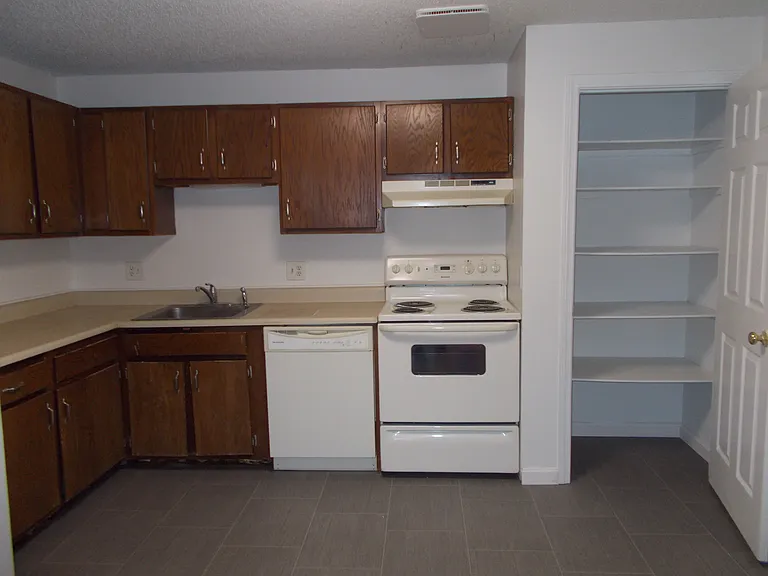 12 Saint James Pl #609 — Photo 2