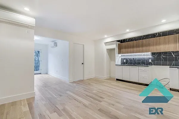 Rented by EXR | media 25