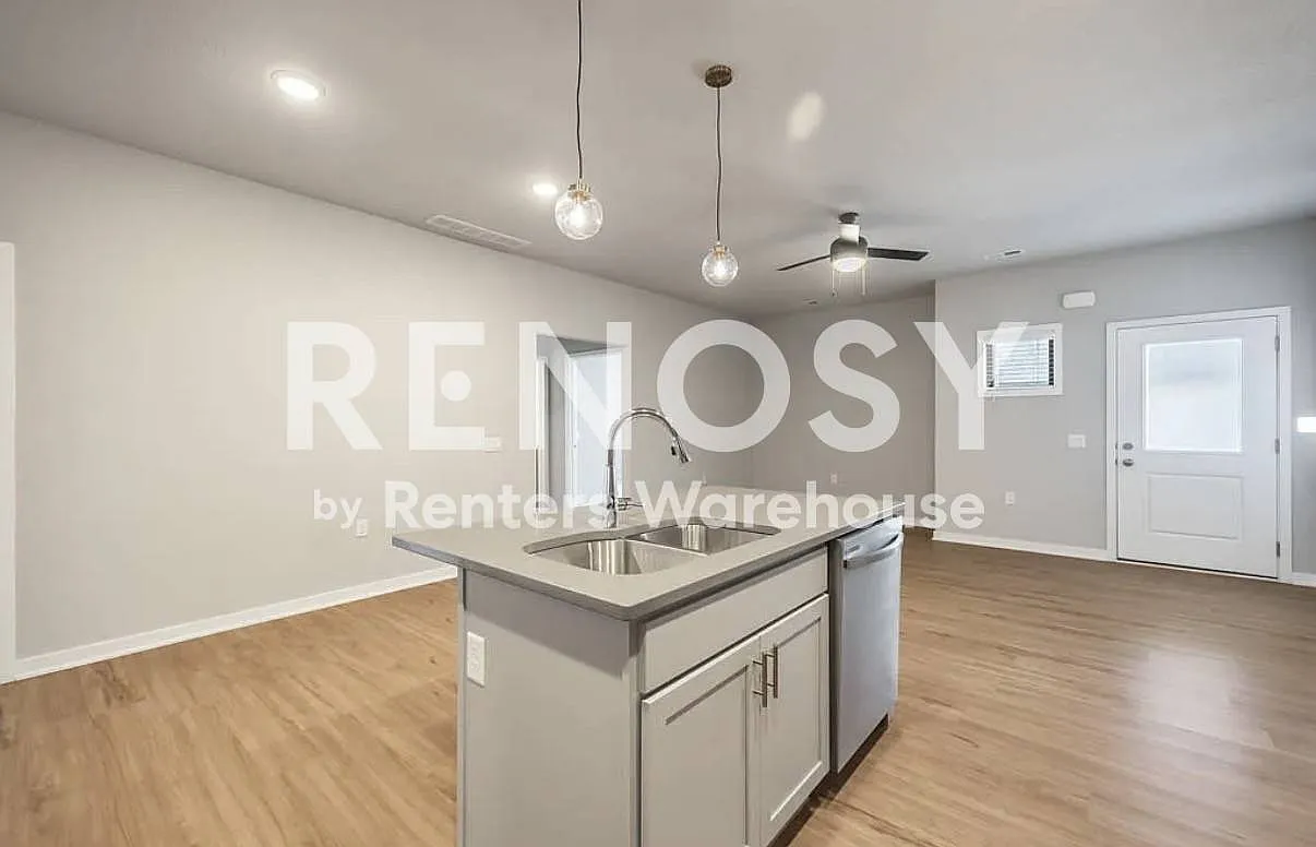 Two Bedroom Townhouse — Photo 4