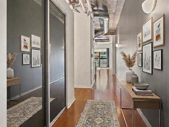 2nd image of 807 Davis St Unit 505