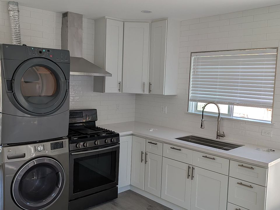 1st image of 322 N Beachwood Dr