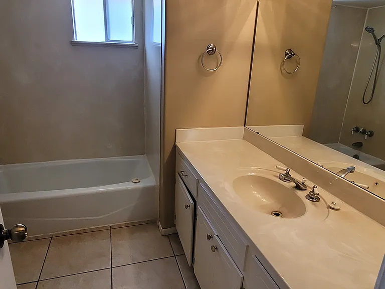 1653 E Gary St — Photo 24