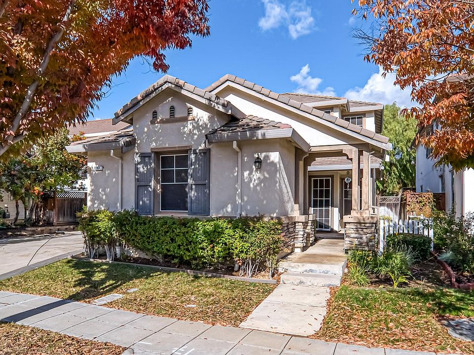 Front Facade with court Yard!