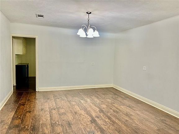 5th image of 305 Moriarity St