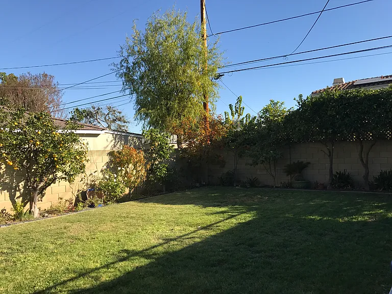 4638 Blackthorne Ave — Photo 43
