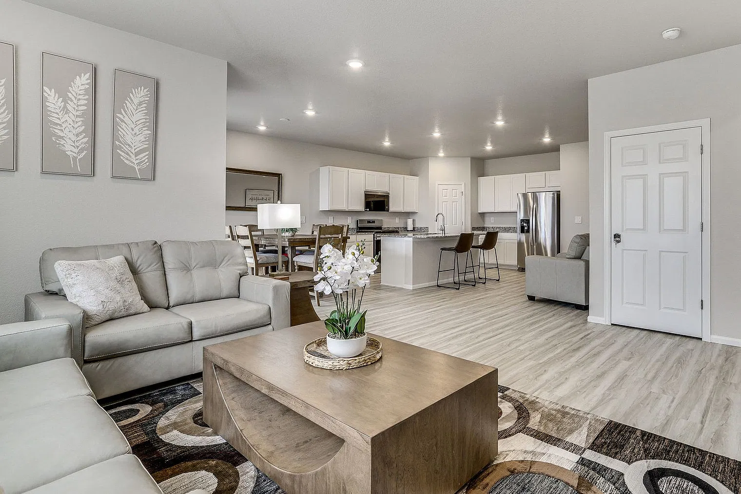 3 bed, 2.0 bath, 1819 sqft, $5,849 — Photo 3