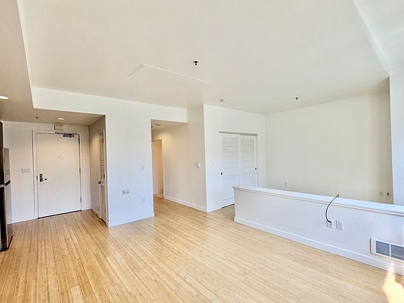 5th image of 260 King St Unit 369