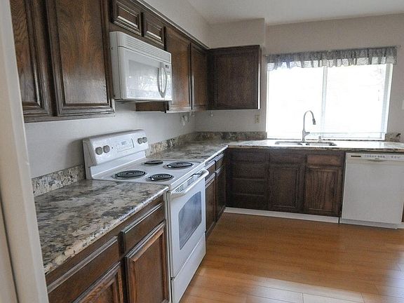 3rd image of 765 Starbush Dr