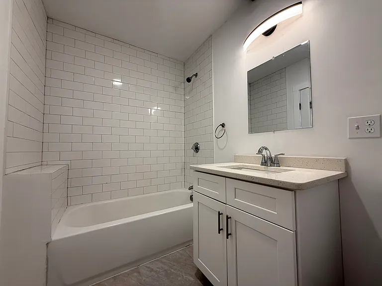 105 William St #304 — Photo 3