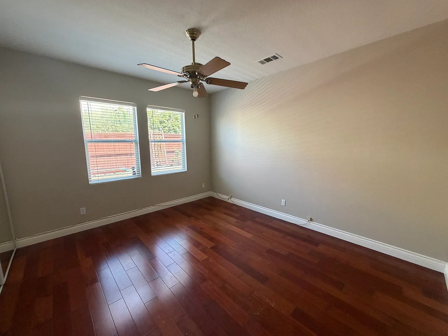 4 bed, 3337 sqft, $4,300 — Photo 2