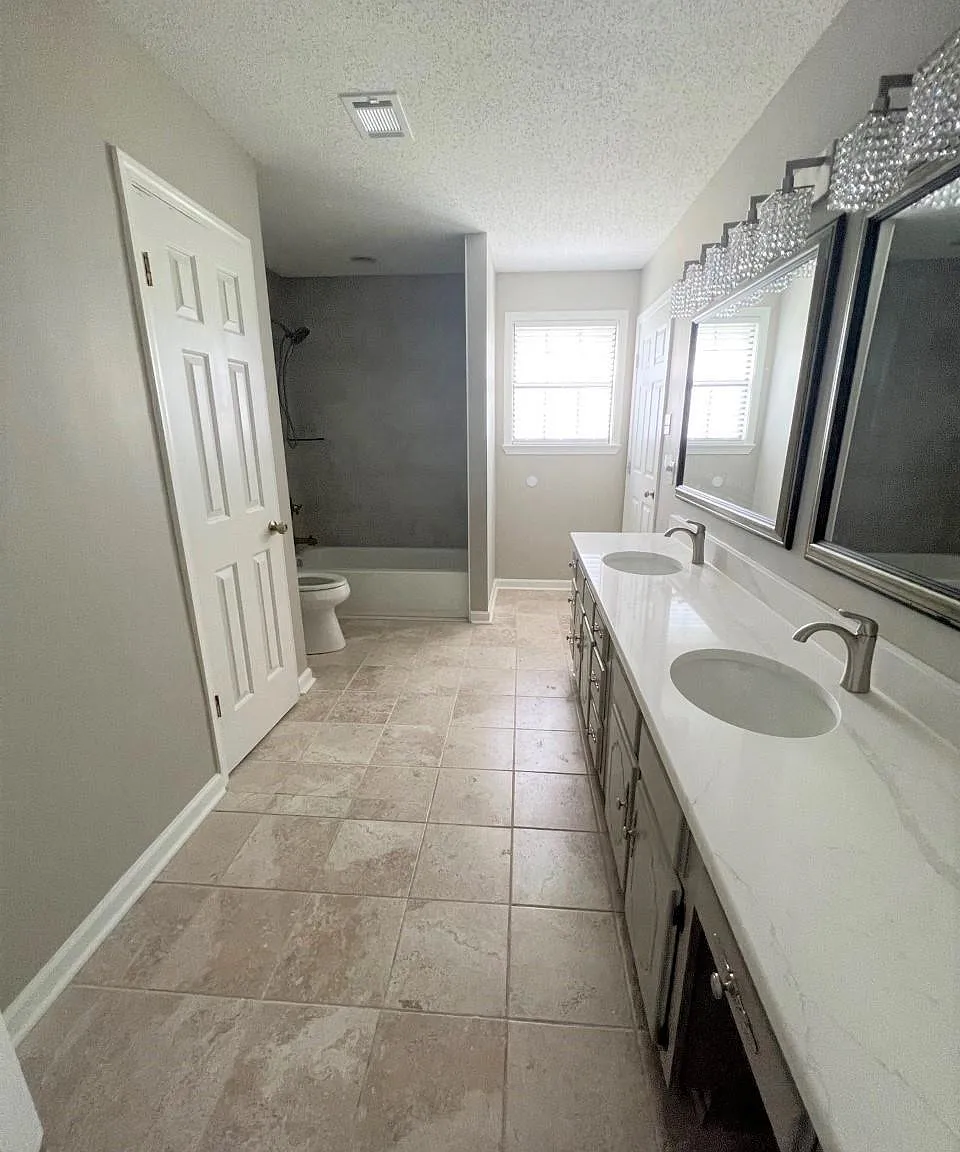 4 bed, 2.5 bath, 2491 sqft, $3,300 — Photo 4