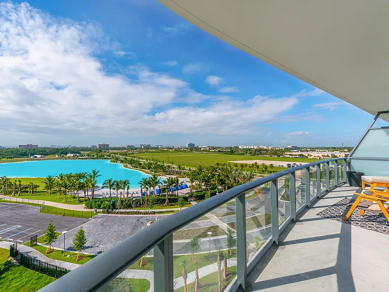 Balcony (Lagoon View)