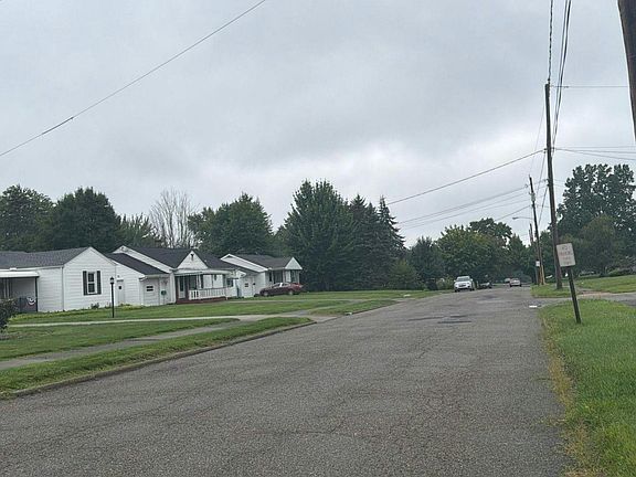 5th image of 652 Hazel St