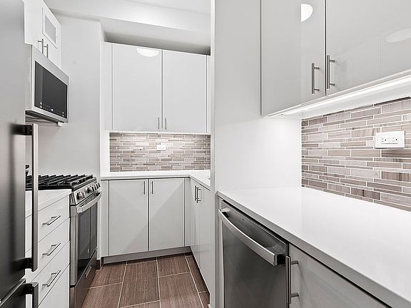 4th image of 333 W 57th St APT 2J