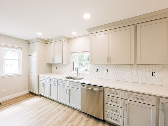 4th image of 208 E 16th St