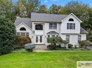 2 Guinevere Rd, Monroe Township, NJ 08831