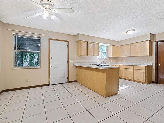 5th image of 3015 Black Creek Dr