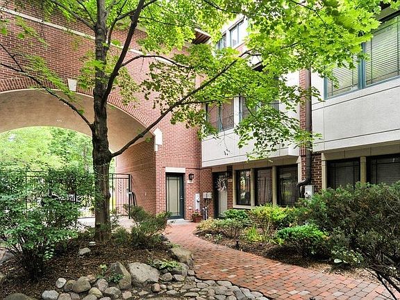 5th image of 2455 W Ohio St Unit 10E